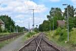 Blick auf die Anschlussgleise zum Tanklager in Medewitz vom Zugang zum Bahnsteig Gleis 2. Eine Besonderheit hier ist die einfache Oberleitung welche nur aus dem Fahrdraht besteht.

medewitz 24.07.2020