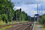 Blick auf die Bahnsteige in Medewitz. Medewitz wird nur im 2 Stundentakt bedient und die Fahrgastzahlen sind sehr überschaubar. In näherer Zukunft wird der Bahnhof modernisiert. Blick in Richtung Wiesenburg.

Medewitz 20.07.2023