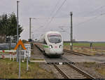 Ein 411 unterwegs als Umleiter auf dem Bü Rotdornstraße am Hp Jeber-Bergfrieden.
Aufgenommen am Ende des Bahnsteigs 1.

🧰 DB Fernverkehr
🚝 ICE 1706 (Linie 29) München Hbf–Berlin Gesundbrunnen
🚩 Bahnstrecke Wiesenburg–Roßlau (KBS 207)
🕓 5.12.2020 | 13:41 Uhr