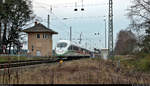 Nachschuss auf einen 403 als Umleiter am ehemaligen Stellwerk in Thießen (Coswig (Anhalt)).

🧰 DB Fernverkehr
🚝 ICE 1004 (Linie 29) München Hbf–Berlin Hbf (tief)
🚩 Bahnstrecke Wiesenburg–Roßlau (KBS 207)
🕓 5.12.2020 | 15:28 Uhr