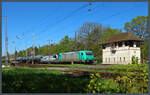 Unter den wachsamen Augen des Fahrdienstleiters im Stellwerk B2 zieht 185 611-1 am 27.04.2025 ihren Kesselzug in den Bahnhof Wiesenburg.