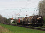 Nachschuss auf 145 079 mit einem kurzen Ölzug durch Wiesenburg (Mark) Richtung Berlin.
Im Hintergrund die Flügelsignale und das STellwerk W1 Richtung Bad Belzig.

Wiesenburg, der 11.04.2024