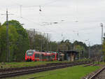 Ein RE7 Richtung Berlin hält am Gleis 3, angeführt von 442 622. Wer den Bahnhof kennt, weiß, dass das Betreten des Mittelbahnsteigs immer erst kurz vor Eintreffen des Zuges erlaubt wird (gesichert durch einen Zaun am Hausbahnsteig 1 und eine dazu passende Tür).

Wiesenburg (Mark), der 11.4.2024