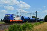 Raildox 187 666-3 fuhr am 21.06.2021 mit einem Güterzug, durch Vietznitz, in Richtung Hamburg.
Ort: Vietznitz, 21.06.2021