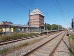 Bahnsteig 2 Richtung Greifswald in Miltzow am 02.September 2019.Aufnahme von einem Bahnübergang aus.