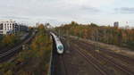  Der kleine ICE  als ICE 1007 (führend mit 403 514, hinten 403 014) fährt vom Startbahnhof Berlin Hauptbahnhof seinem ersten Zwischenhalt, B-Südkreuz, entgegen.
Im Hintergrund links die S-Bahn Haltestelle  Yorckstraße , mittig der Potsdamer Platz und rechts der Fernsehturm.

Aufgenommen auf der  Monumentnbrücke  am 03.11.2020 in Berlin.