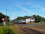 186 257 (im Dienst der HSL) zieht einen Autotransportzug gen Dresden, hier kurz vor dem Bahnhof Zossen.

Bis 2028 soll dieser personenbediente Bahnübergang (Stand heute) Geschichte sein und durch eine Brücke ersetzt werden.

Zossen, der 14.06.2022