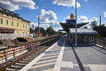 Zossen am 07. September 2025, Überblick über den neuen Bahnsteig mit Gleis 2 gesehen vom neuen Zugang und Teile des ehemaligen Bahnhofsgebäude mit dem in Arbeit befindlichen Gleis 1.


g. 