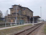 Das Bahnhofsgebäude von Zehdenick(Strecke Löwenberg-Templin)am 13.April 2018.