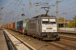 386 027-7 mit einem Containerzug am Bahnhof Golm, am 14.11.2022.