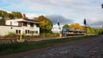 Alt & neu: 632 026 fährt am 09. Oktober 2016 als RB 5174 in Seelow-Gusow ein. Dabei passiert wird das alte Stellwerk  B1  - und auch aus dieser Zeit stammt die Straße m Vordergrund ;-)
Gusow, der 09.10.2016