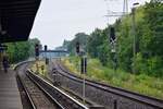 Im Sommer 2020 waren die Bauarbeiten für das ESTW auf der Strecke von Biesdorf nach Hoppegarten schon weit vorrangeschritten. Hier ein Blick aus Wuhletal in Richtung Mahlsdorf.

Berlin 15.07.2020