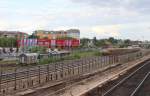 17.6.2014 kurz vor Berlin Ostbahnhof. Auf dem ehem. Wriezener Bahnhof erstreckt sich heute ein Gewerbegebiet. Ein paar alte Güterwagen stehen noch. (Aus RB14 gesehen)