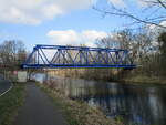 Die Heidekrautbahn überquert den Finowkanal bei Zerpenschleuse.Aufnahme vom 27.März 2022.