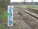 20.4.2008 Wensickendorf. 1x Gleis, 2x Kilometrierung. Einmal die der Reinickendorf-Liebenwalder-Gro Schnebecker Eisenbahn-Aktien-Gesellschaft / NEB in Berlin Wilhelmsruh beginnend (23), einmal als Teil der Umfahrungsstrecke / Gteraussenring bis Oranienburg / Fichtengrund in Teltow beginnend. (Wensickendorf - Or/Fi 6.5.1950)