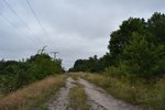 Nur noch schwer ist der ehemalige Bahnübergang in den Feldern bei Rathenow zu erkennen. Von der Brandenburgischen Städtebahn abzeigend geht die strategische Bahn über die Elbe und mündet nach den Dörfern Göttlin und Steckelsdorf in die Hauptstrecke Hannover Berlin einige Kilometer westlich von Rathenow ein.

Rathenow 19.07.2016