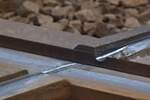 Nahaufnahme auf die Kreuzung zwischen STraßenbahn und Bahnstrecke in Brandenburg Görden. Hier erkennt man gut das die Straßenbahnen diesen Abschnitt mit dem Spurkranz befahren SO wird keine zusätzliche Lücke im Schienenprofil der Bahstrecke benötigt. Befahren wird die Kreuzung von Zgen mit 30km/h und von Straßenbahnen mit 10km/h.

Brandenburg 20.07.2023