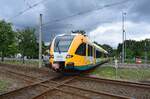 In Brandenburg Görden treffen sich die Strecke Rathenow - Brandenburg und die Straßenbahnstrecke der Linie 1. Stündlich fährt hier die RB51. Im Sommer 2023 kamen kurzfristig die Stadler GTW wieder auf diese Linie da die neuen LINT Probleme mit den Klimaanlagen hatten. Hier überquert VT646.044 die STraßenbahnstrecke auf den Weg nach Brandenburg Hbf.

Brandenburg 20.07.2023