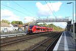 ET 463102 hält am 3.10.2025 u 15.10 Uhr auf der Fahrt als RE 11 nach Leipzig in Lauchhammer.
