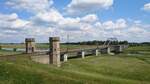 Die Eisenbahn-Elbebrücke Torgau wurde erstmals im Frühjahr 1872 im Zuge des Baus der Halle-Sorau-Gubener Eisenbahn eingleisig in Betrieb genommen, nach mehreren Umbauten schließlich ab 1996 neu gebaut und 1997 in Betrieb genommen. Die markanten Torbauwerke aus Naturstein an den beiden Brückenenden wurden abgetragen und unter denkmalpflegerischen Gesichtspunkten  wieder aufgebaut.
Durch den für die Landesgartenschau 2022 aufgebauten Aussichtsturm ergab sich dieser Ausblick auf die Brücke.