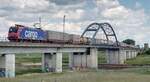 482 006 von SSB Cargo mit schweizer Containerzug auf der Elbebrücke in Torgau.
31.5.2022 vom Elbedamm aus aufgenommen. 