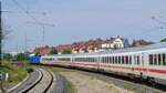 Ein IC bei der Durchfahrt am S-Bahnhof Leipzig Anger-Crottendorf? Jein. 
Es handelt sich hierbei um den sonntäglichen IC 2152 Gera - Düsseldorf, der samtags als IC 2155 Düsseldorf - Gera ankam. Diese Garnitur wird über Ronneburg/Thür - Altenburg als Lrz nach Leipzig zur Wagenbehandlung und sonntags wieder nach Gera verbracht. Zuglok ist immer die Press 246 049. Die dafür gewählte Route ist in sofern von Vorteil, daß die Lok in Gera nicht umgesetzt werden muß. 
Aufnahme vom 15.06.25 vom Ende des S-Bahnsteiges.
