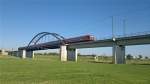 Eisenbahnbrcke bei Torgau mit RE von Cottbus nach Leipzig.