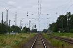 Blick vom Bahnübergang in Richtung Jessen auf die Bahnsteige.