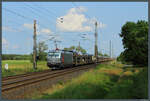 Erst 2024 wurde die 7193 001 an die AKIEM ausgeliefert. Sie ist am 09.06.2025 für die Netzwerkbahn Sachsen mit einem BLG-Autozug bei Wittenberg-Labetz unterwegs.