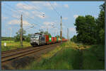 Die 2022 gebaute Vectron MS 383 421-5 der Metrans Rail passiert am 09.06.2025 mit einen Containerzug den Hektometerstein km 198,8 bei Wittenberg-Labetz.