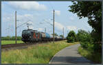 370 048 der CargoUnit rollt am 09.06.2025 mit einem Kesselwagenzug bei Wittenberg-Labetz Richtung Westen.