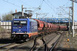 Raildox 185 409 durchfährt mit ihrem Anhang Roßlau (Elbe), 08.04.2026 (Aufnahme vom Bahnsteigende aus)