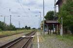 Blick über die Bahnsteiganlagen in Annaburg. Die besten Zeiten hat der Bahnhof hinter sich. Das Empfansgebäude steht leer undUnkraut sprießt über den ganzen Bahnsteig.

Annaburg 27.07.2023