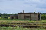 Blick auf einen kleinen alten Lokschuppen in Annaburg.

Annaburg 27.07.2023