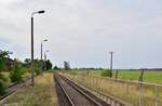 Laußig ist der einzige Bahnhof an der Heidebahn der noch befahren wird wenn auch nicht mehr als solcher genutzt wird, hhier in Blickrichtung Bad Schmiedeberg.