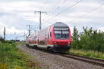 143 591 schiebt ihre S9 bestehend aus 2 Dostos von Halle kommend in Richtung Halle Peißen.

Halle 06.08.2021