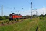 Mit einem Schotterzug durchf�hrt 241 338-3 am 18.6.2010 den Bahnhof Krensitz.