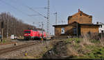 143 932-2 steht im Bahnhof Reußen neben dem Empfangsgebäude, in dem sich auch das elektromechanische Fahrdienstleiter-Stellwerk  R  der Bauform E 12/78 befindet.
Nur über ein Tor zugängliche, mit Gleisübergängen versehene Bahnsteiganlagen, mechanische Vollschranken und alte Leit- und Sicherungstechnik sorgen hier noch für Reichsbahn-Flair.

🧰 S-Bahn Mitteldeutschland (DB Regio Südost)
🚝 S 37912 (S9) Eilenburg–Halle(Saale)Hbf
🚩 Bahnstrecke Halle–Cottbus (KBS 219)
🕓 25.2.2021 | 13:13 Uhr