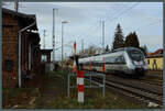 1442 169 der S-Bahn Mitteldeutschland fährt auf dem Weg nach Halle am 05.01.2024 am alten Empfangsgebäude von Peißen vorbei.