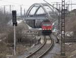 27.3.2013 Dresden Friedrichstadt. 155 112 mit gemischten G�terzug gerade abgefahren  wartet IC 2158 (aus dem fotografiert wurde) Richtung Leipzig ab.