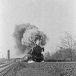 24. April 1982: Lok 52 8123 beschleunigt nach dem Halt im Hp Dresden-Industriegelände auf der Steigung in Richtung Dresden-Klotzsche. P4856 nach Straßgräbchen-Bernsdorf wurde zu dieser Zeit wieder planmäßig mit Dampflokomotiven befördert.