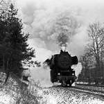 16.01.1982 Bahnstrecke Dresden – Görlitz, in Klotzsche, Lok DR 52 8109 arbeitet sich mit einem Güterzug den Berg hinauf.