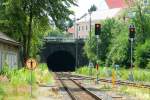 Der Kamenzer Stadttunnel (Nordportal) unter dem Bnischplatz. Er stellt zugleich die Sdausfahrt des Kamenzer Bahnhofes in Richtung Pulsnitz, Arnsdorf, Dresden dar. (Aufnahme vom 01.07.2011)