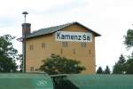 Die Wasserstation am Kamenzer Bahnhof. Es handelt sich hierbei ausdr�cklich nicht um einen Wasserturm, da das abgebildete Geb�ude lediglich Flachbeh�lter im Obergescho� enth�lt, welche allerdings auch der Bahnversorgung dienten. Der Rest des Geb�udes wurde anderweitig genutzt. Welchen Zweck das Geb�ude heute erf�llt, ist mir jedoch unbekannt. (Aufnahme vom 01.07.2011)