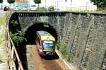 Ein Desiro-Triebwagen hat am 01.07.2011 gerade den Kamenzer Bahnhof sowie den Stadtunnel verlassen und ist unterwegs in Richtung Pulsnitz, Dresden.