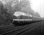 118 203-9, bis 1979 bekannt als die sechsachsige  Plasteschnauze  vom Bw Zittau, kam um 1980 mit einer herkömmlichen Karosse von einer HU zurück, hier um 1988 mit einem Eilzug nach Zittau in