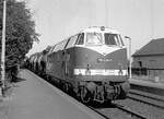118 635 mit einem Güterzug Richtung Görlitz bei der Durchfahrt durch Langebrück um 1988