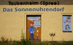 27.06.2020 - Taubenheim (Spree) - Malerei am ehem.Empfangsgebäude / dieses ist zweifarbig, das oben ist kein Schatten.