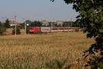 101 092 zieht EC 173, Hamburg Altona-Wien Sdbahnhof, am Stadtrand von Groenhain entlang, 01.09.09