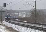 Ein Eurocity,nun  geshiftet  auf dem Wage nach Hambug, aus Prag kommend, durchfährt die Oberauer Kurve.Der  Fluchtpunkt  des Bildes liegt auf der Höhe der Tafel Km. 20.4
09.01.2021 11:13 Uhr, trübe, der Schnee ist mitlerweile in Nieselregen übergegangen. 